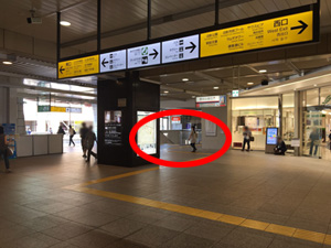 武蔵浦和駅改札を出て、左前方の階段を下りてください（赤丸印）。