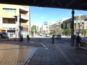 階段を下りるとスクランブル交差点があるので、左手(東方向)に向かってください。