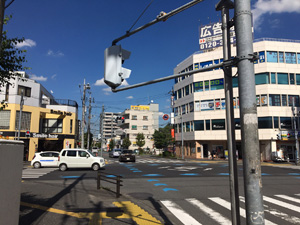 国道17号線の交差点を真っ直ぐ進みます。